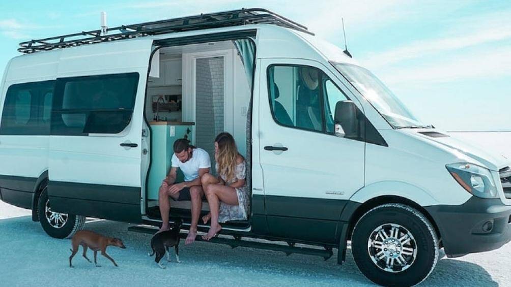 Kể từ khi đại dịch Covid-19 bùng phát, Kara và Nate Buchanan đã bắt tay vào sửa chữa những chiếc xe tải và tạo ra ngôi nhà mới đặc biệt