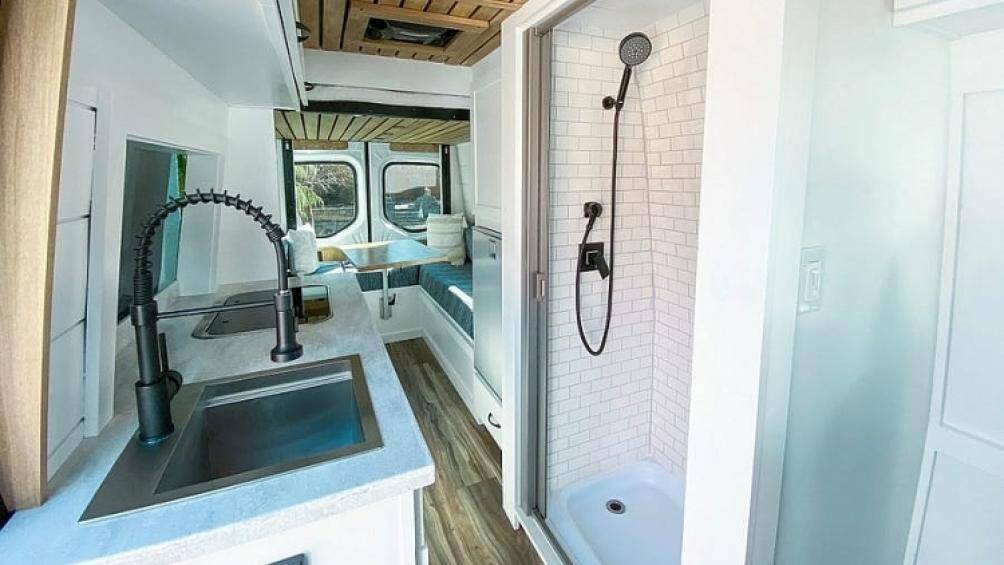 Nate cho hay: "Tôi và Kara thích sự riêng tư, chúng tôi đều cảm thấy lắp thêm rèm cho nhà tắm thực sự quan trọng"