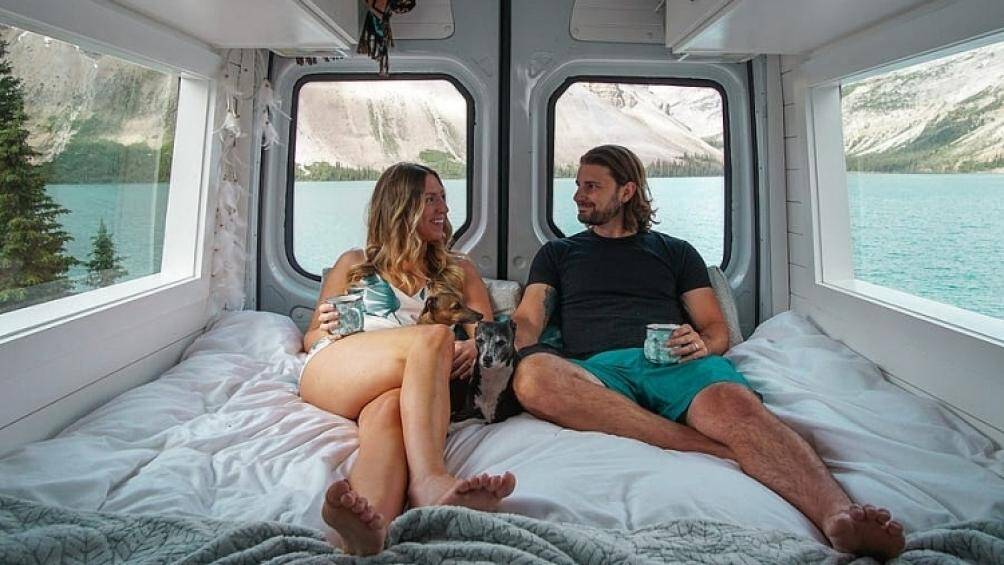 Để tiết kiệm diện tích, cặp đôi đã mua một chiếc giường tiện lợi có thể gập vào