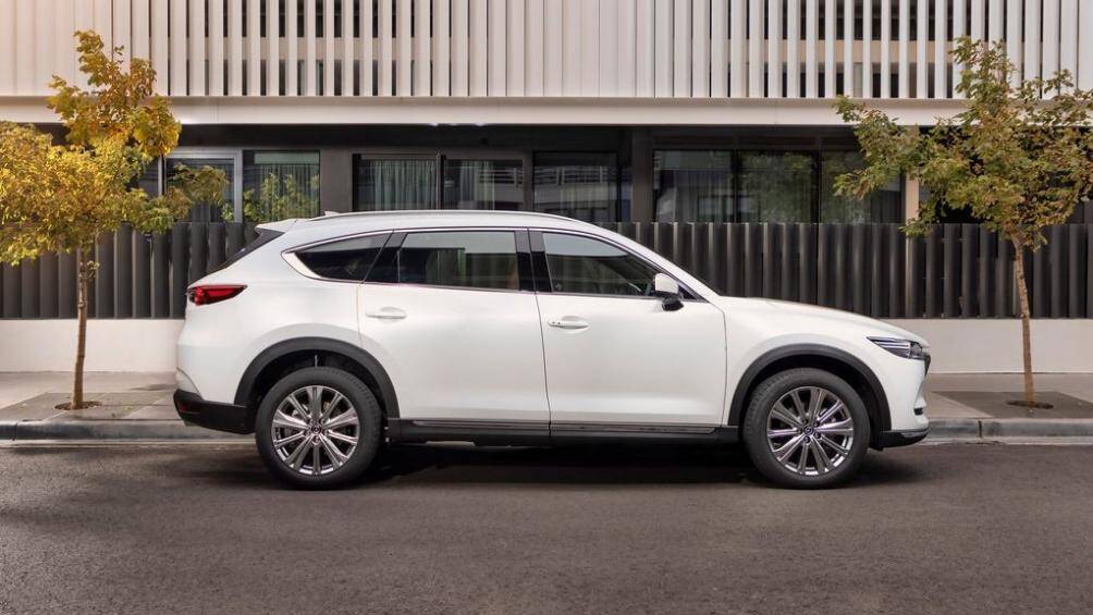 Các tấm ốp crome xuất hiện ở cản trước và thân xe, ống xả được điều chỉnh kích thước lớn hơn