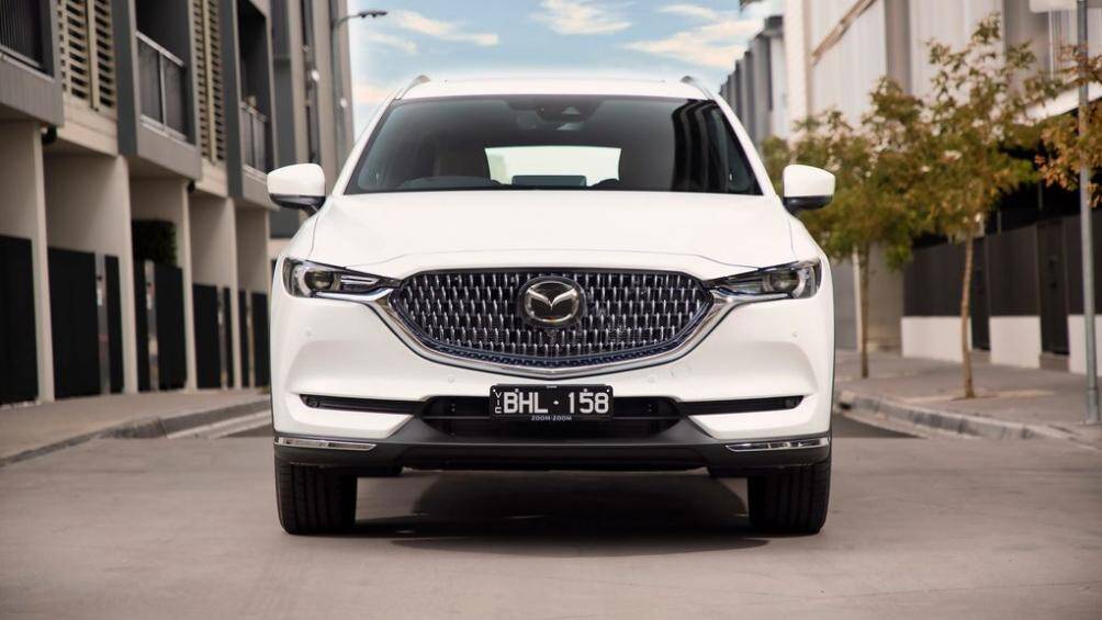 Ở phía bên ngoài, Mazda CX-8 2021 được nâng cấp lưới tản nhiệt với tạo hình các thanh crom đặt dọc khá cầu kỳ