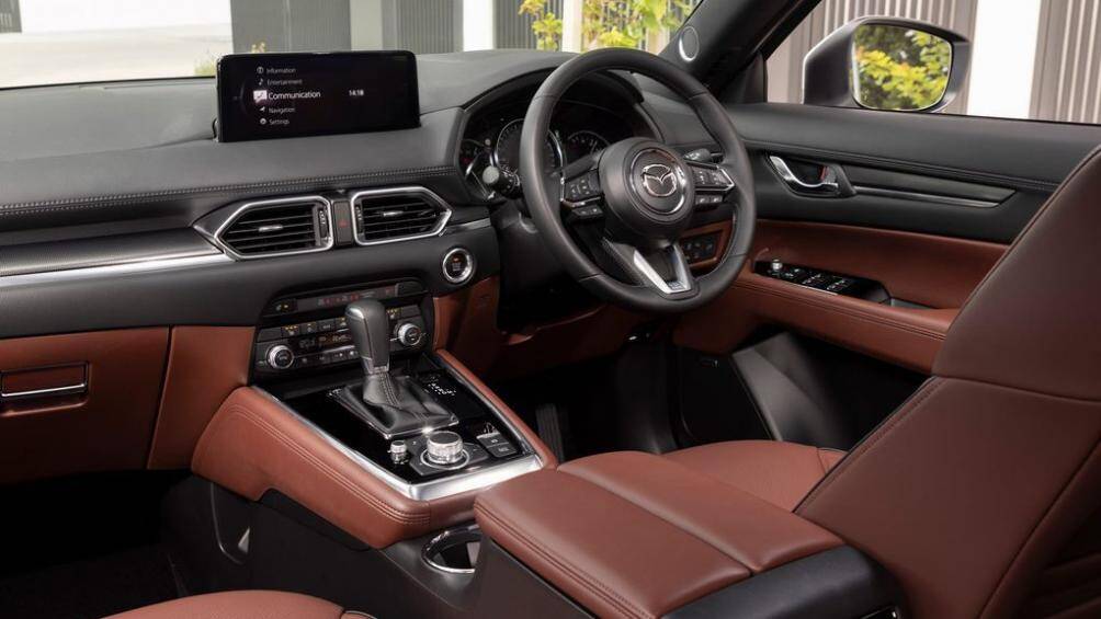 Về sức mạnh, phiên bản Touring SP đi kèm với 2 tuỳ chọn động cơ, gồm loại máy xăng 2.5L, sản sinh công suất tối đa 190 mã lực