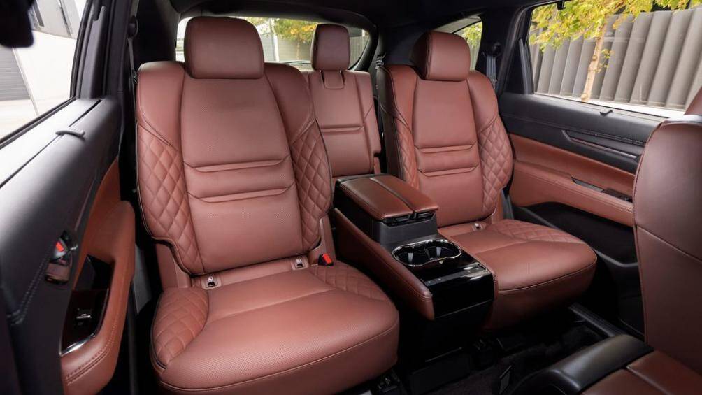 Bên trong phiên bản Asaki LE cao cấp nhất có hàng ghế thứ 2 có chức năng sưởi và làm mát, toàn bộ da bọc ghế là loại Nappa cao cấp