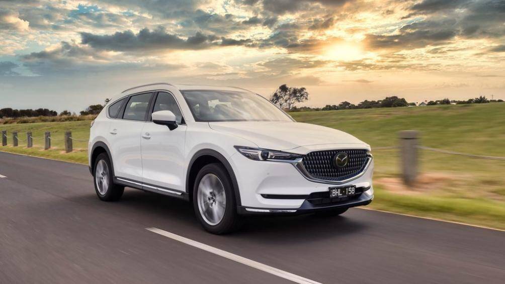 Trên bản CX-8 Touring SP, xe được trang bị bộ mâm tiêu chuẩn 19 inch sơn đen ánh kim, lưới tản nhiệt và ốp gương chiếu hậu sơn đen