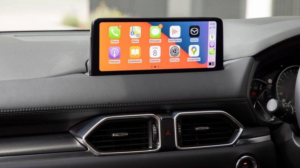 Trên cả 2 phiên bản của Mazda CX-8 2021 đều có sẵn trang bị ghế thêu hoạ tiết kim cương, màn hình giải trí tuỳ chọn từ 8,8 – 10,15 inch