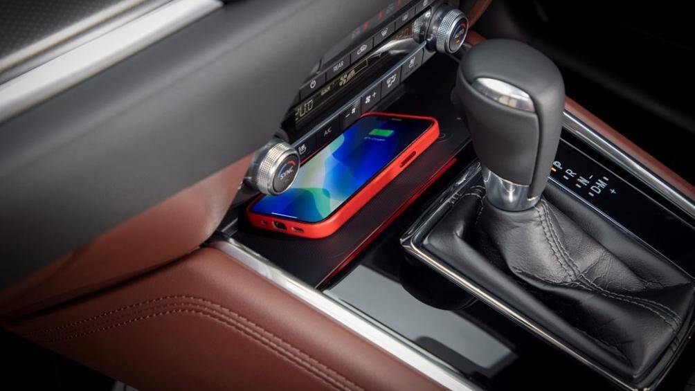 Bản Asaki LE được trang bị máy dầu 2.2L, sản sinh công suất tối đa 200 mã lực, đi kèm đó là hệ dẫn động 4 bánh và hộp số tự động 6 cấp