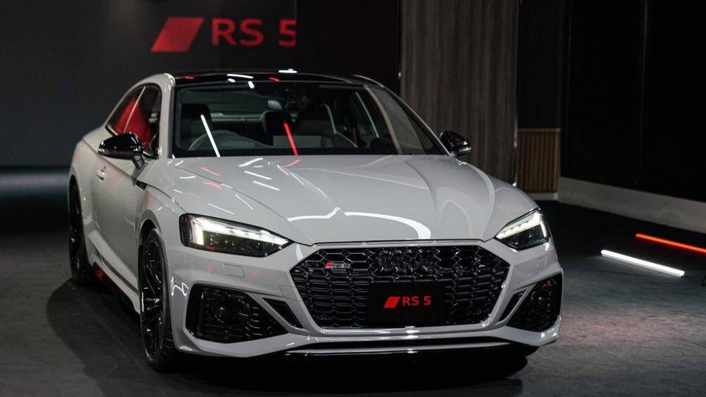 Audi Thái Lan vừa cho ra mắt mẫu xe hiệu suất cao Audi RS5 Coupe quattro thế hệ thứ 5. Xe có giá bán khởi điểm 5,99 triệu baht (4,5 tỷ đồng)