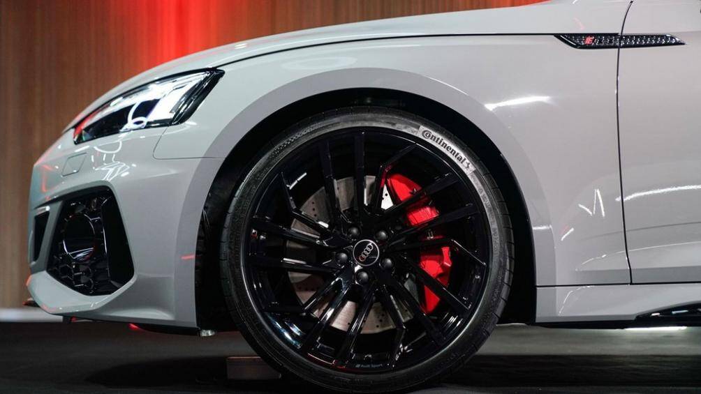 Các vòm bánh xe cũng được mở rộng lên 15 mm, bộ mâm hợp kim màu đen 20 inch