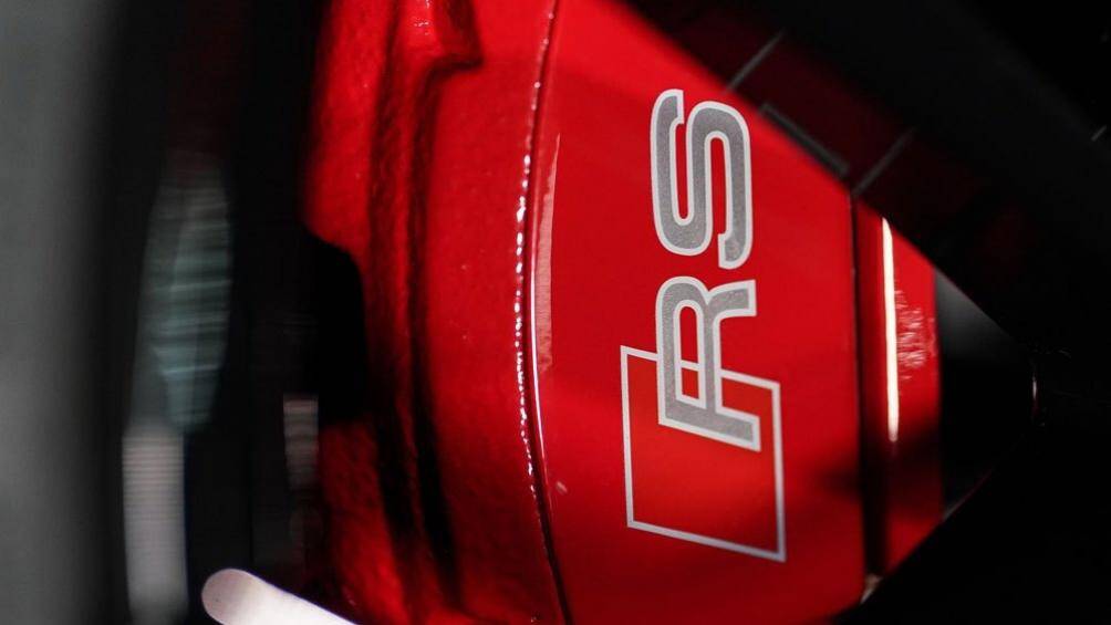 Nổi bật bên trong là kẹp phanh màu đỏ với huy hiệu RS