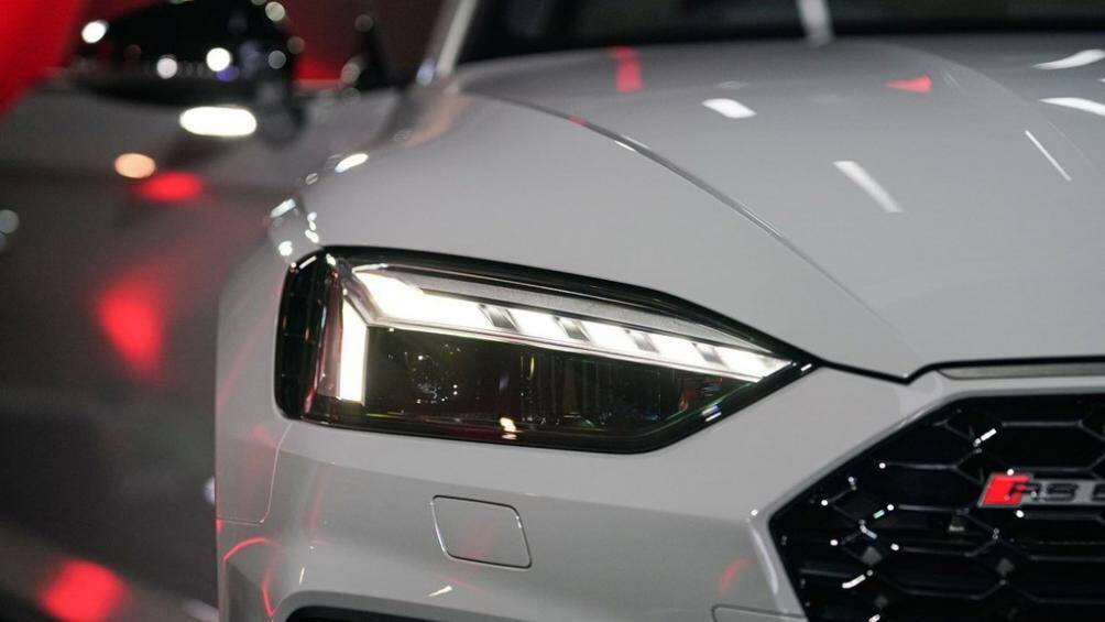 Audi RS5 Coupe được trang bị tiêu chuẩn hệ thống đèn pha Matrix LED tự động, cửa sổ trời toàn cảnh, cánh gió thể thao phía sau