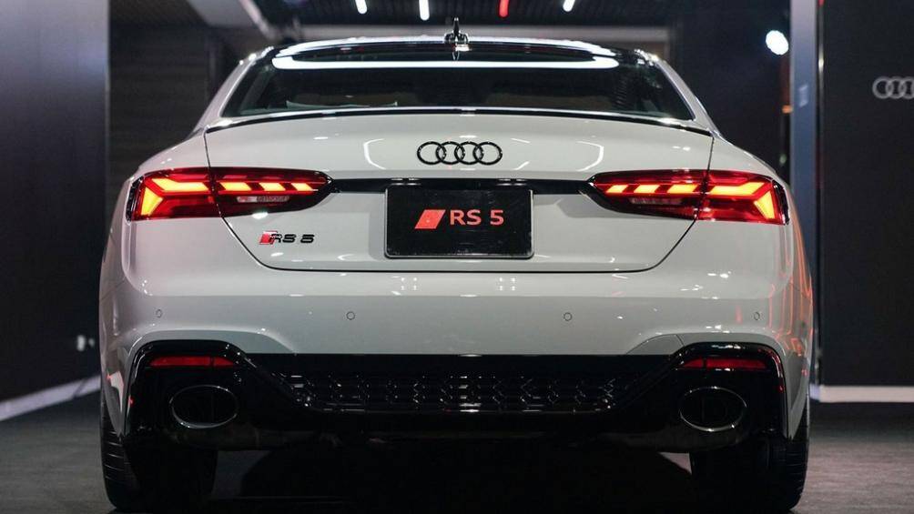 RS 5 Coupe quattro 2021 có thiết kế hoàn toàn mới, lưới tản nhiệt khung đơn được nới rộng, các khe hút gió được tái thiết kế cổ điển