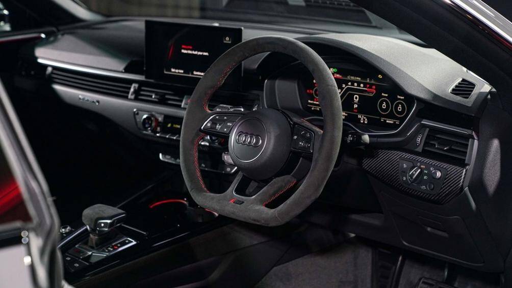 Những cải tiến bên trong nội thất gồm hệ điều hành mới, vô lăng được bọc da lộn Alcantara, ghế bọc da Nappa, màn hình có dạng cảm ứng