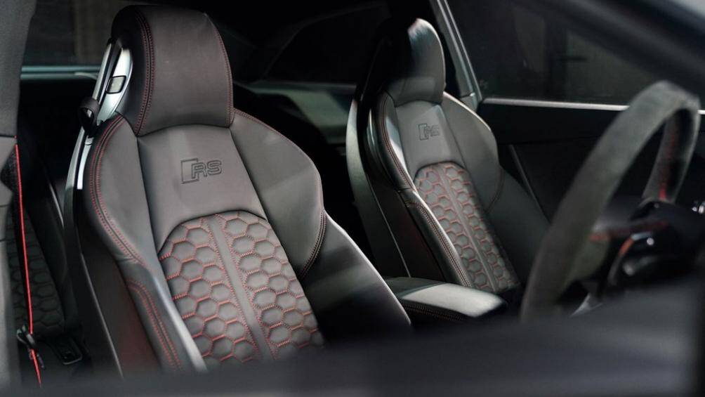 Ghế còn có chức năng massage, màn hình hiển thị kính lái HUD, đồng hồ dạng kỹ thuật số với màn hình 12,3 inch độ phân giải cao