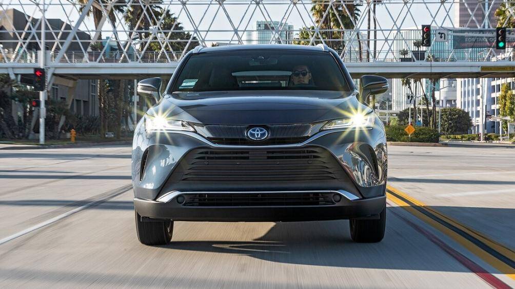 Toyota Venza 2021 nổi bật hơn nhờ đường nét thiết kế mềm mại. Phía trước là cụm đèn pha với các bóng LED