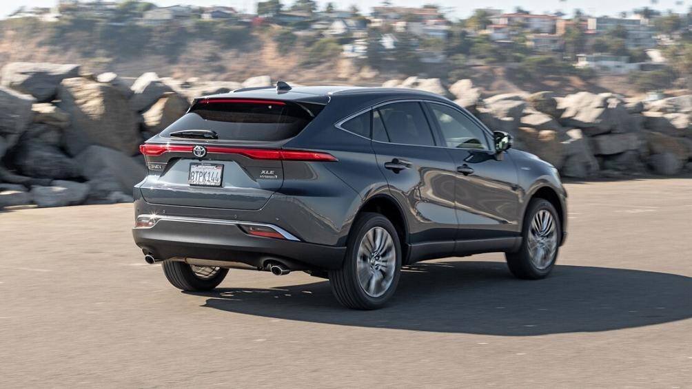 Ở phía sau, Toyota Venza 2021 sở hữu cụm đèn hậu vuốt mỏng đầy tinh tế, trải dài hết chiều ngang của đuôi xe