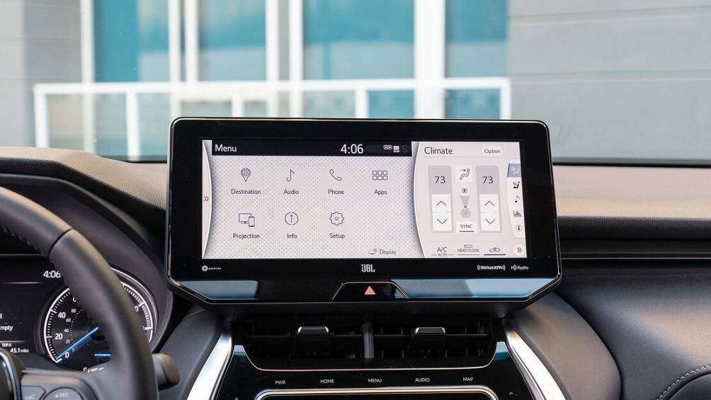 Phiên bản Limited cao cấp nhất khởi điểm từ 50.029 USD (khoảng 1,15 tỷ đồng) có màn hình hiển thị trên kính lái HUD 10.0 inch