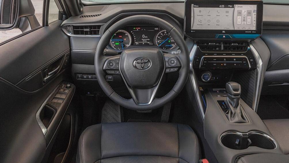 Bên trong khoang nội thất, màn hình cảm ứng 8.0 inch tiêu chuẩn được đặt nổi ở chính giữa trung tâm khoang lái