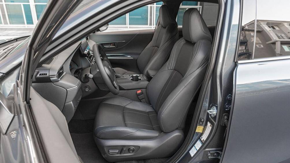 Toyota loại bỏ tất cả các nút bấm cơ học ra khỏi bảng điều khiển trung tâm, thay vào đó là các nút cảm ứng tiện ích