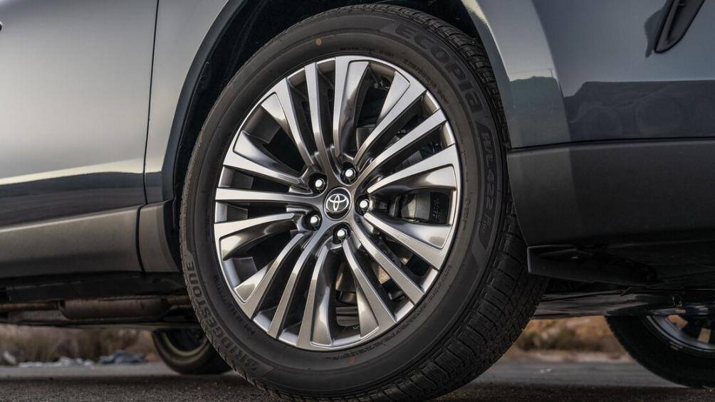 Phiên bản XLE có giá 46.829 USD (khoảng 1,08 tỷ đồng) được bổ sung thêm bộ mâm 19 inch, màn hình cảm ứng 12,3 inch