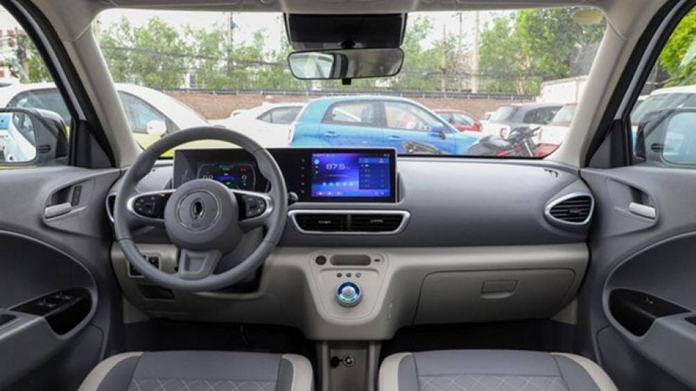 Bên trong khoang nội thất của xe là cần số điện dạng xoay, màn hình giải trí nối liền với đồng hồ đo tốc độ, vô lăng 3 chấu bọc da...