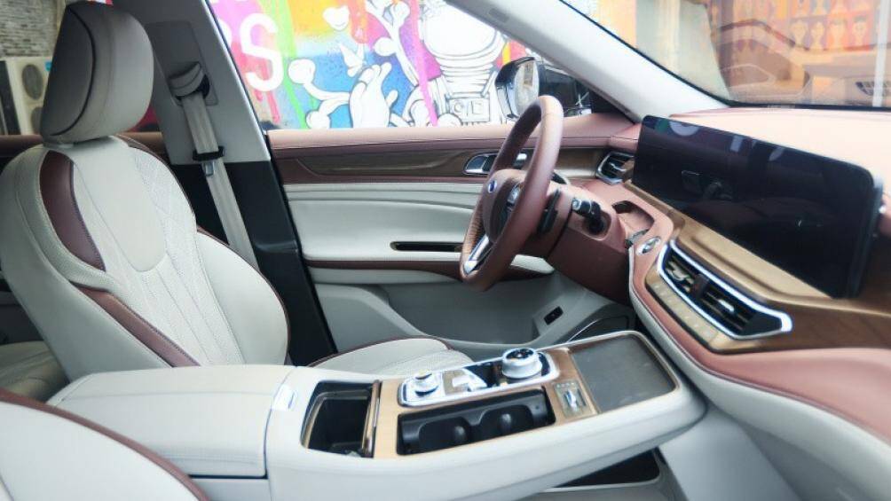 Điểm nhấn đáng chú ý nhất bên trong Ford Equator 2021 nằm ở 2 màn hình 12,3 inch nối liền với nhau