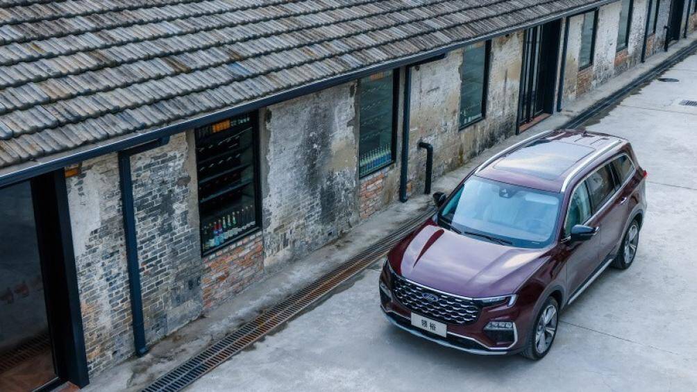 Nằm sát nắp ca-pô, là dải đèn LED định vị ban ngày. Bên dưới là cụm đèn pha chính, nằm trong hốc khá rộng