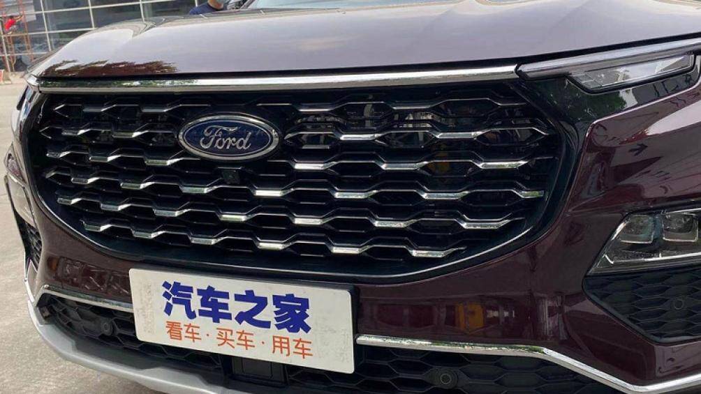 Bên ngoài, mẫu SUV này sở hữu lưới tản nhiệt cỡ lớn hình bát giác cỡ lớn với mắt lưới hình tổ ong