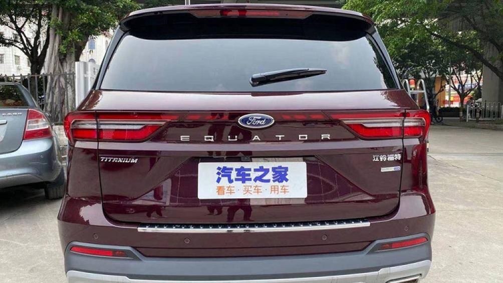 Đèn hậu được thiết kế thanh mảnh và nằm ngang, nối với nhau bằng dải đèn LED ở giữa. Ngay bên dưới dải là logo của hãng Ford nổi bật