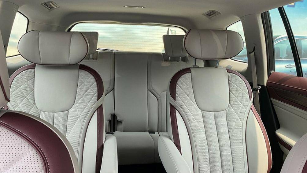 Bên trong, Equator 2021 sở hữu 3 hàng ghế với 7 vị trí ngồi. Nếu muốn, khách hàng có thể mua phiên bản 5 chỗ và 6 chỗ của mẫu SUV này