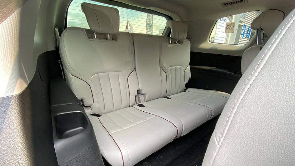 Ở phiên bản 6 chỗ, xe sẽ có 2 ghế thương gia ở giữa, có tính năng sưởi ấm, làm mát đồng thời đi kèm bệ tì tay, cửa gió điều hòa riêng