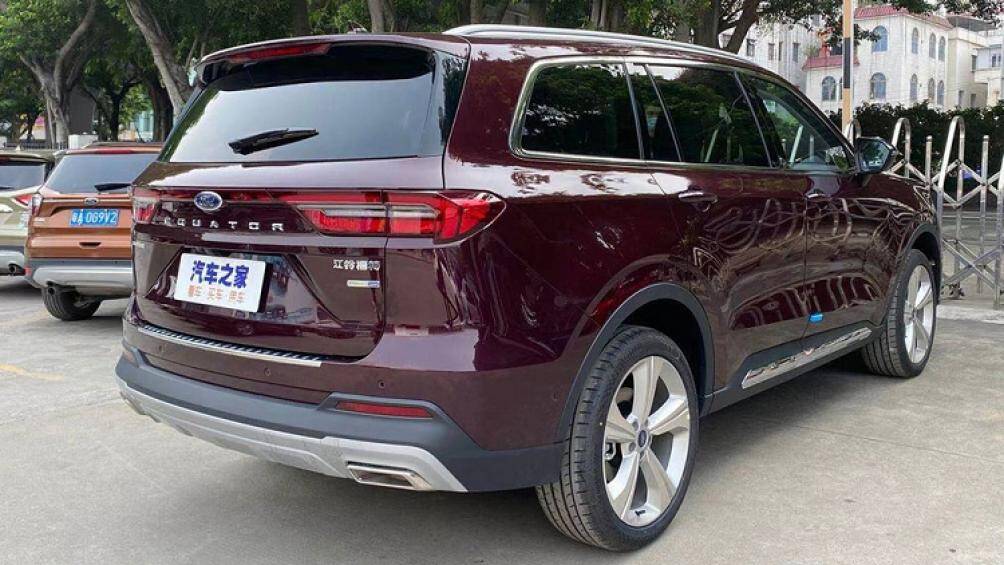 Bao quanh hốc gió trung tâm là nẹp mạ crôm. Ngoài ra, Ford Equator còn có tấm ốp bảo vệ gầm màu bạc bên dưới cản trước