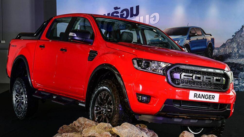 Về ngoại hình, Ranger FX4 Max 2021 được trang bị đèn pha LED Projector, đèn ban ngày dạng LED. Lưới tản nhiệt là dòng chữ to bản sơn đen