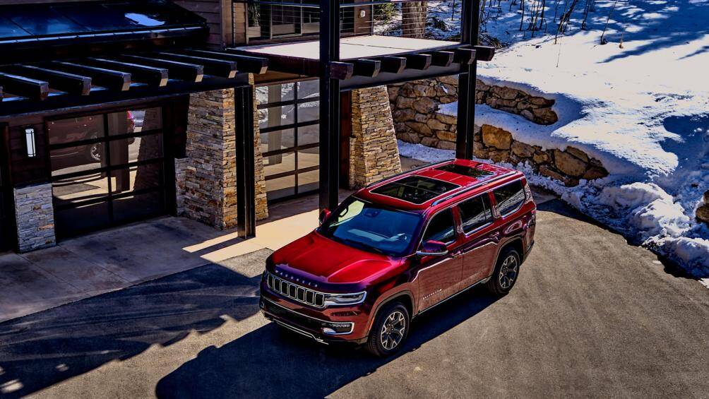 Bên cạnh chiếc Grand Wagoneer, Jeep cũng đồng thời ra mắt phiên bản Wagoneer được trang bị động cơ V8 cùng các công nghệ cao cấp khác