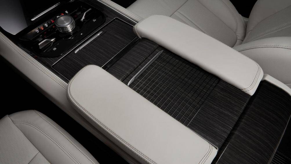 Sự sang trọng cũng được Jeep chăm chút bên trong khoang lái của chiếc xe này với bảng táp-lô nguyên khối được ốp nhôm