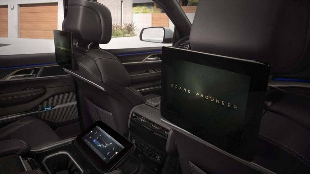 Phía sau, hàng ghế thứ hai được trang bị tiêu chuẩn hai màn hình kích thước 10,1 inch có thể nâng cấp lên kích thước 10,25 inch