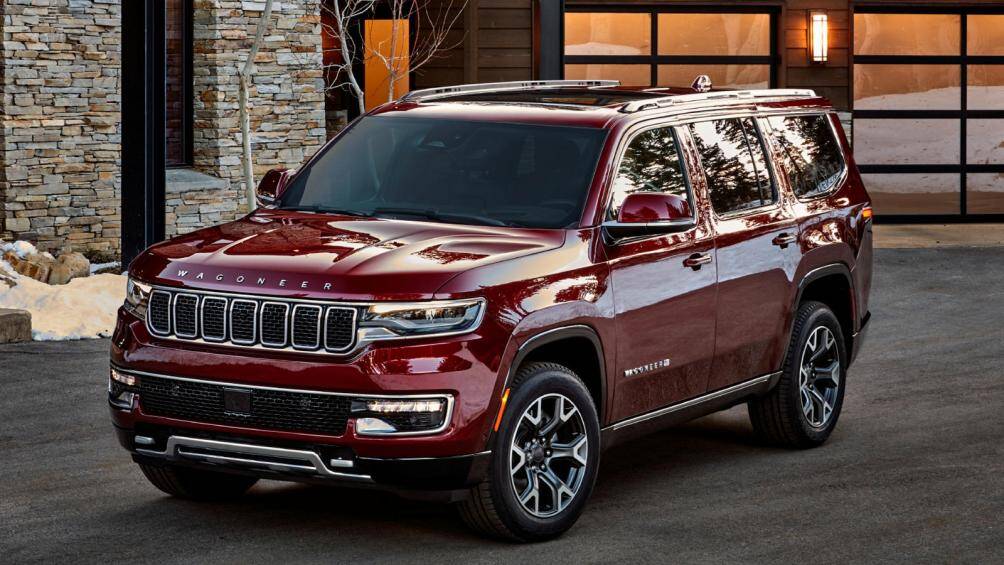 Jeep Wagoneer sở hữu lưới tản nhiệt gồm bảy ô chữ nhật nhỏ, hệ thống đèn chiếu sáng hiện đại LED được trang bị tiêu chuẩn cho xe