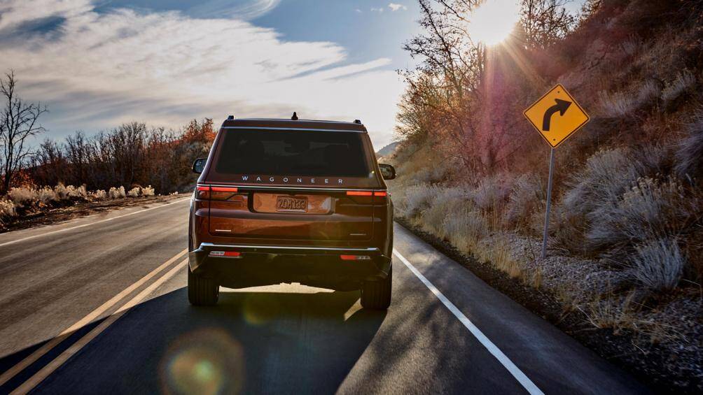 Giống với Jeep Wagoneer sẽ được bán ra với ba cấu hình gồm Series I, Series II và Series III