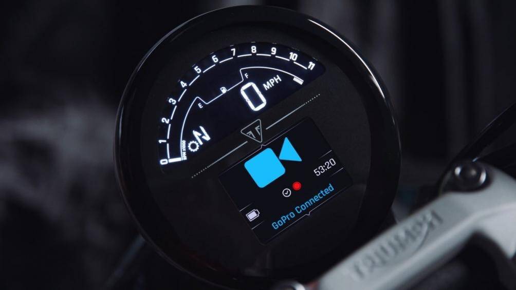 Người l&aacute;i được cung cấp th&ocirc;ng tin cần thiết th&ocirc;ng qua m&agrave;n h&igrave;nh TFT - LCD hiển thị chữ số m&agrave;u trắng tr&ecirc;n nền đen