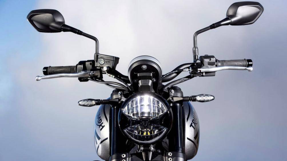 Sản phẩm ho&agrave;n to&agrave;n mới n&agrave;y của Triumph c&ograve;n c&oacute; đ&egrave;n pha LED đơn h&igrave;nh tr&ograve;n, đ&egrave;n hậu v&agrave; xi nhan cũng sử dụng c&ocirc;ng nghệ LED