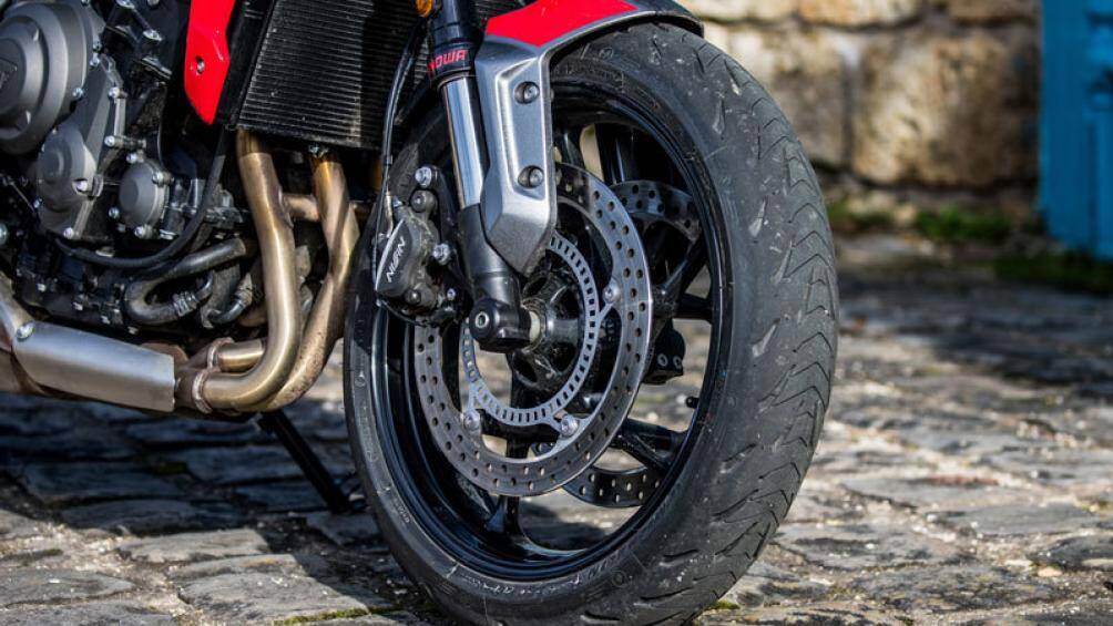 Xe sở hữu phuộc đơn Showa h&agrave;nh tr&igrave;nh ngược đường k&iacute;nh 41 mm, phuộc sau monoshock Showa c&oacute; thể điều chỉnh tải trọng