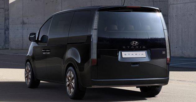 Phần đuôi xe Staria có cản sau thấp giúp dễ dàng cho việc bốc dỡ hàng hóa trong khoang hành lý
