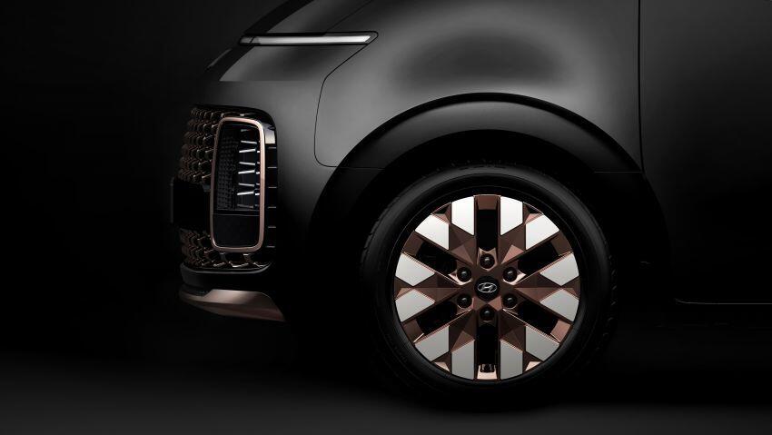 Staria Premium cao cấp hơn có bánh xe 18 inch có hoa văn kim cương