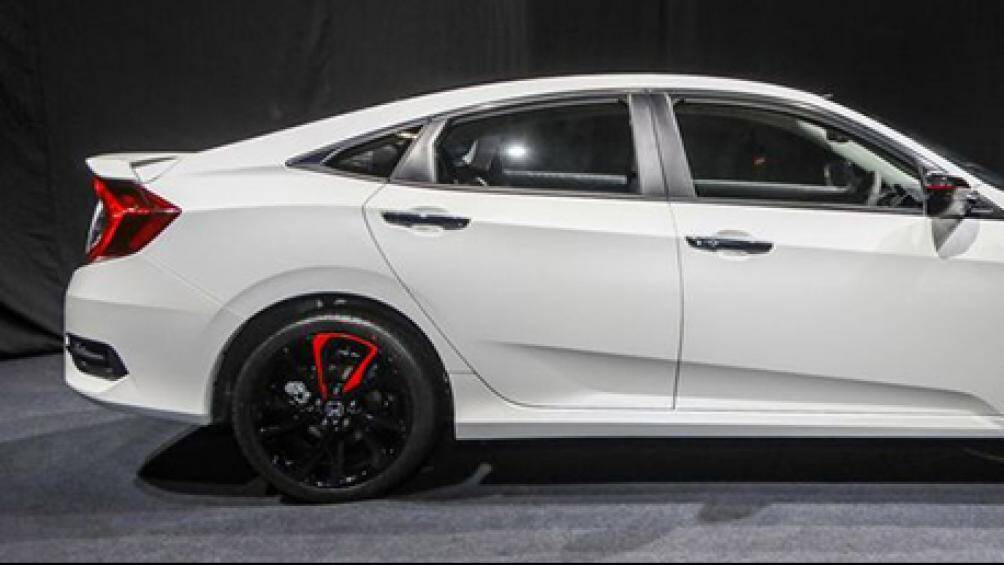 Các chi tiết màu đỏ cũng xuất hiện trên phần ốp gương chiếu hậu và cản trước.