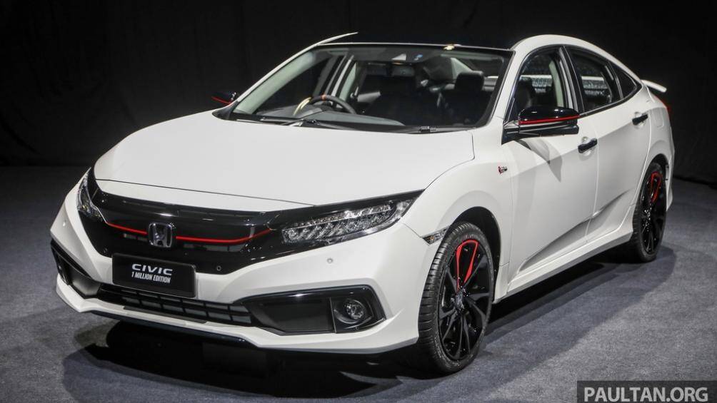 Bên dưới nắp capo của Honda Civic 1 Million Edition là khối động cơ VTEC 4 xy-lanh tăng áp, dung tích 1.5L, cho công suất 171 mã lực.