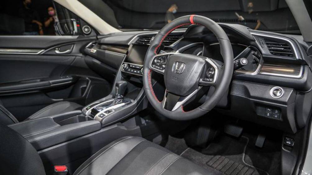 Nội thất của Honda Civic phiên bản kỷ niệm này có tựa đầu bọc da được dập nổi logo "1 Million Dreams". Vô-lăng bọc da với đường chỉ khâu màu đỏ.