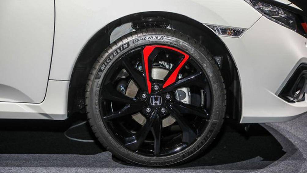 Chiếc xe này được thừa hưởng bộ la-zăng kích thước 18 inch và bộ lốp kích thước 235/40 của Michelin.