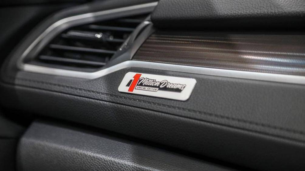 Các trang bị còn lại như hệ thống chiếu sáng full LED, phanh tay điện tử, khởi động từ xa, màn hình cảm ứng 7 inch.