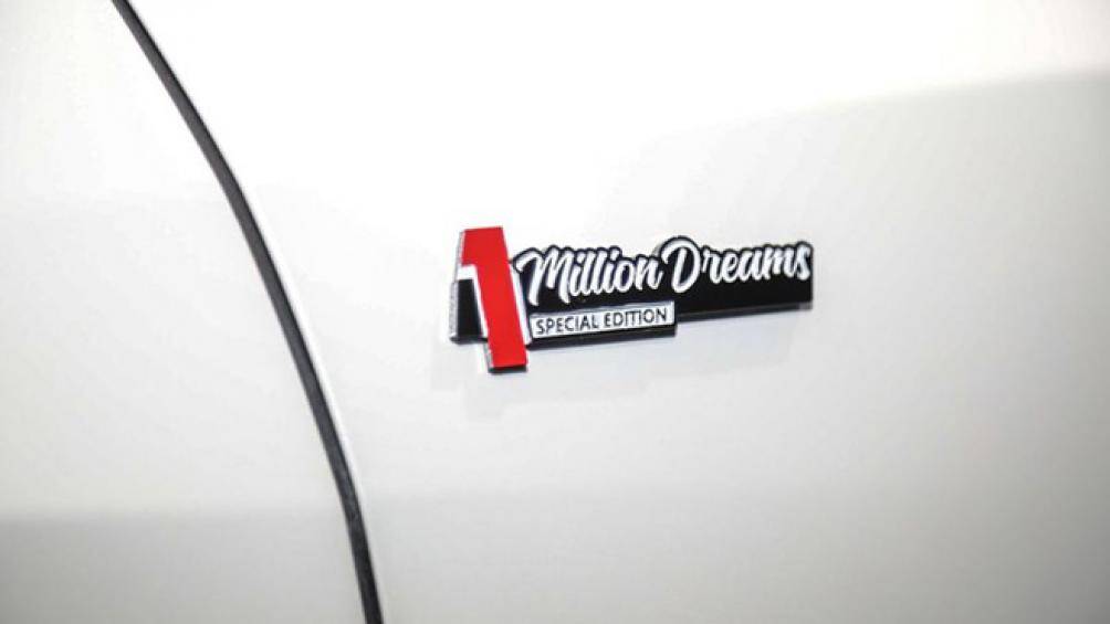 Mỗi chiếc xe thuộc phiên bản đặc biệt đều được gắn biểu tượng "1 Million Dreams" ở trên chắn bùn trước.