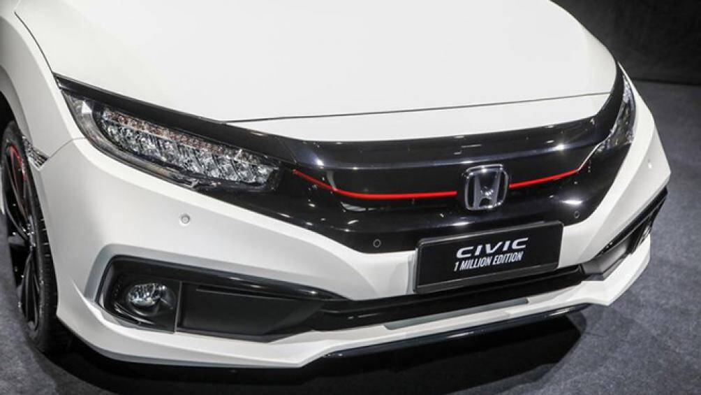 Mẫu sedan Honda Civic 1 Million Edition sở hữu ngoại thất hai màu trắng đen, la-zăng hợp kim màu đen với điểm nhấn màu đỏ nổi bật.