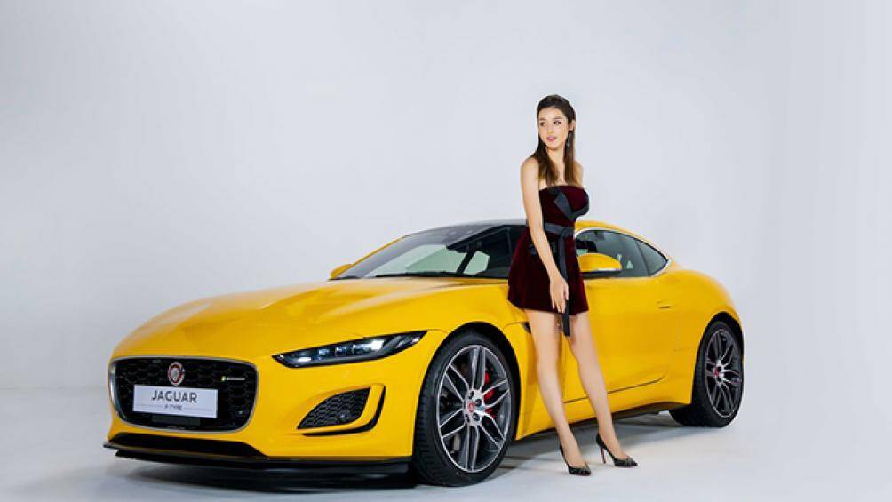 Một số hình ảnh đẹp khác của Huyền My bên Jaguar F-Type 2021